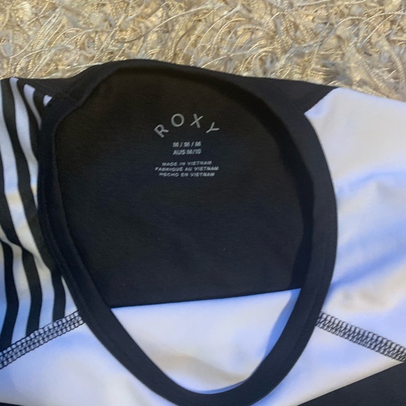 Roxy UPF Sun protection Black and White Long Sleeve Top/Rash guard - sz M - Picture 2 of 2